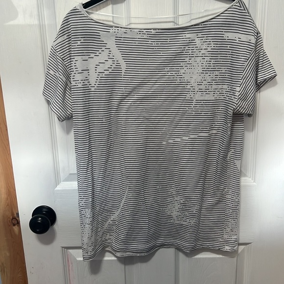 3/$20 black and white medium striped fox shirt - Picture 3 of 3